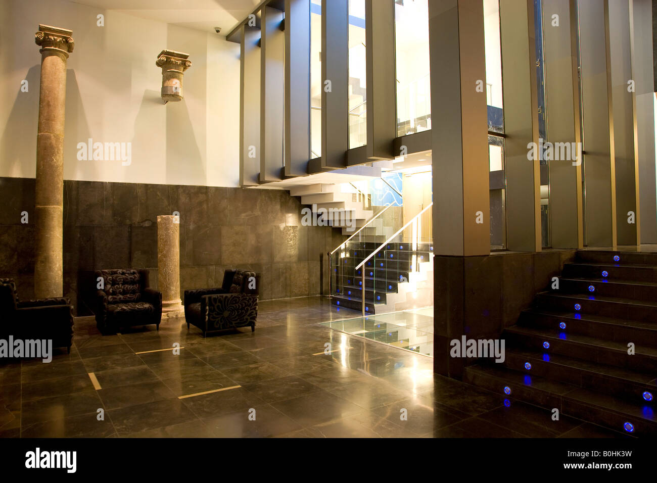 La lobby e la scala del Hotel Silken Zentro, un hotel design dell'Hoteles Silken gruppo, Saragozza o Saragozza, Castiglia, un Foto Stock