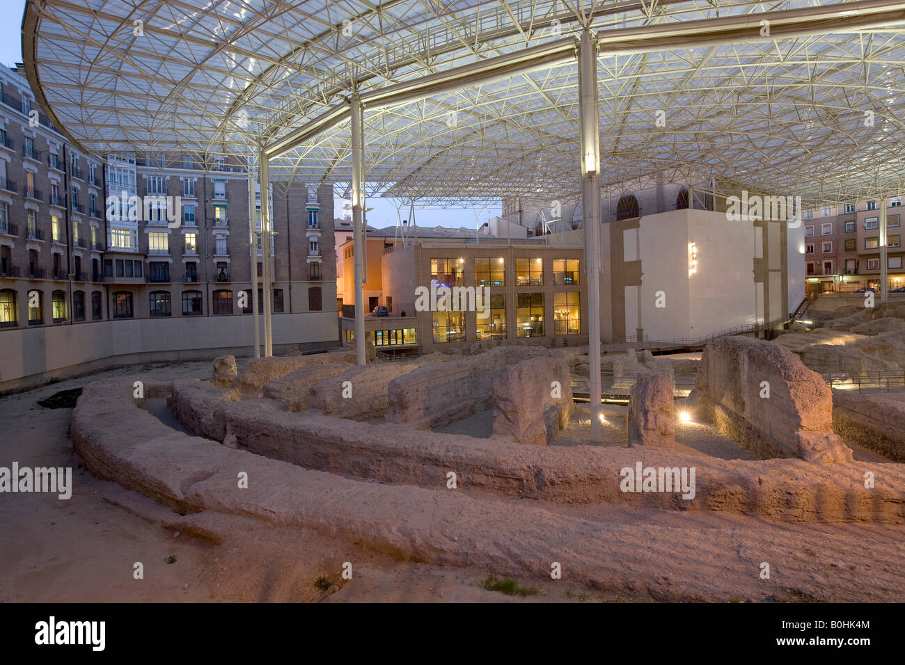 Museo del Teatro de Caesaraugusta Museum, anfiteatro dal tempo del romano Cesare Augusto, fondatore della città di Zarag Foto Stock