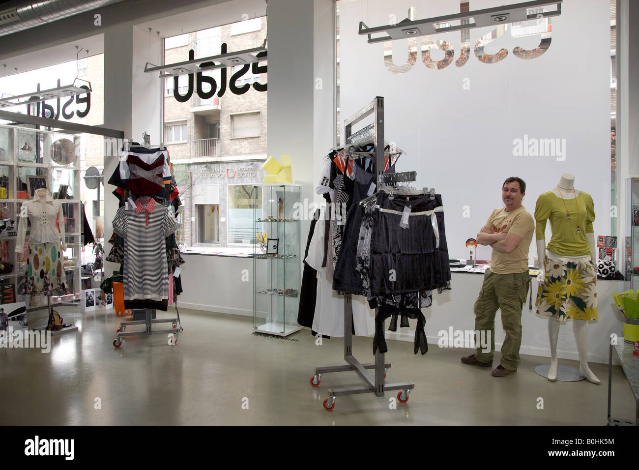 Eslabshop boutique di moda, vista interna e shop assistant, Saragozza, Saragozza, Aragona, Spagna Foto Stock