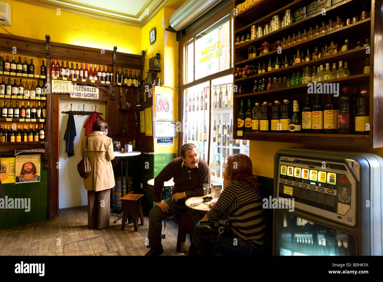 Almau Bodega, wine bar e taverna, i clienti seduti sotto i cestelli di bottiglie di vino, zona El Tubo, Saragozza, Saragozza, Aragona, S Foto Stock