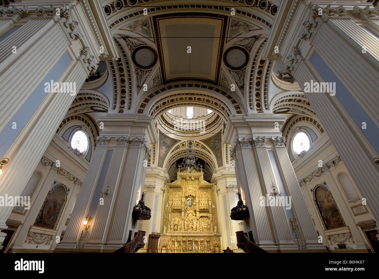 Basilica del Pilar, la Basilica della Madonna del Pilastro, vista interna dell'altare maggiore, blu e bianche colonne e soffitto a volta cei Foto Stock
