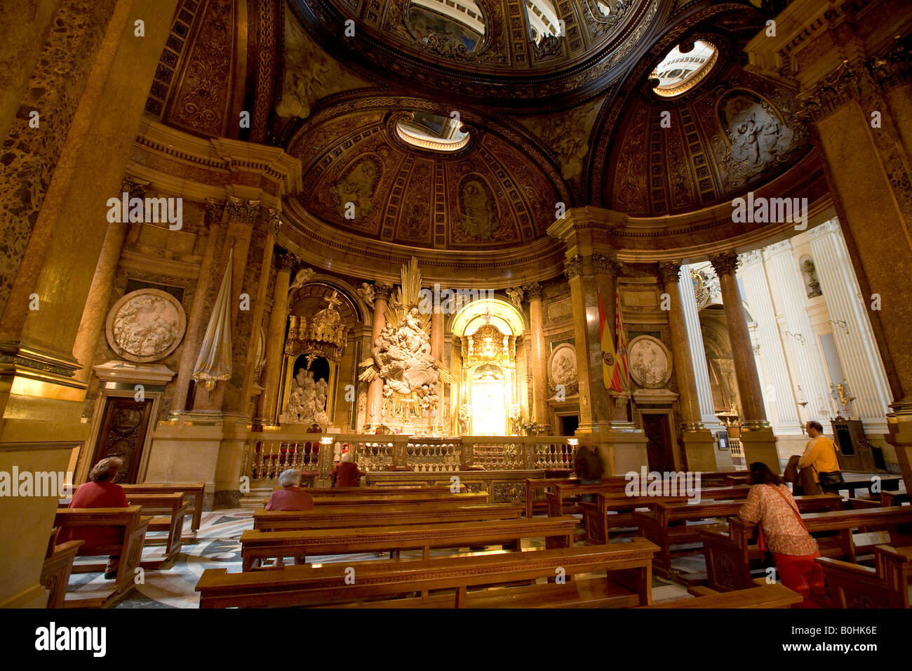 Basilica del Pilar, la Basilica della Madonna del Pilastro, adoratori nella cappella della Vergine Maria, Saragozza, Saragozza, Arago Foto Stock