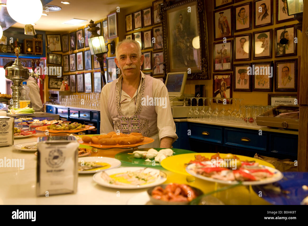 I vecchi barman, barman dietro tapas nel bar Marpy, pareti ricoperte con la corrida memorabilia, Saragozza, Saragozza, Ara Foto Stock
