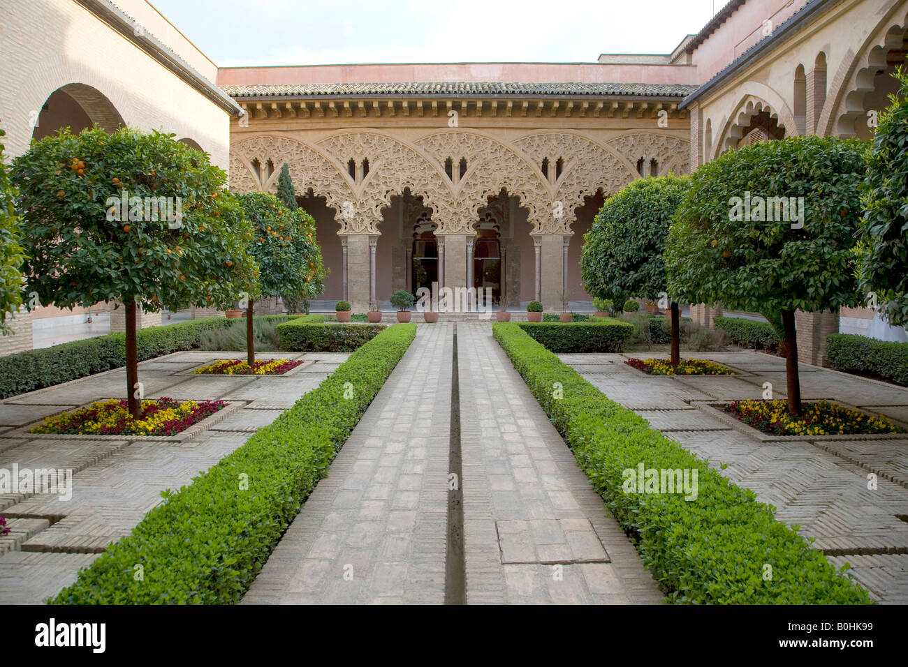 Bassa di siepi ed alberi nel cortile ornamentale nel Palacio de Castillo de la Aljafería palace, architettura moresca, Saragozza, Saragozza, Foto Stock