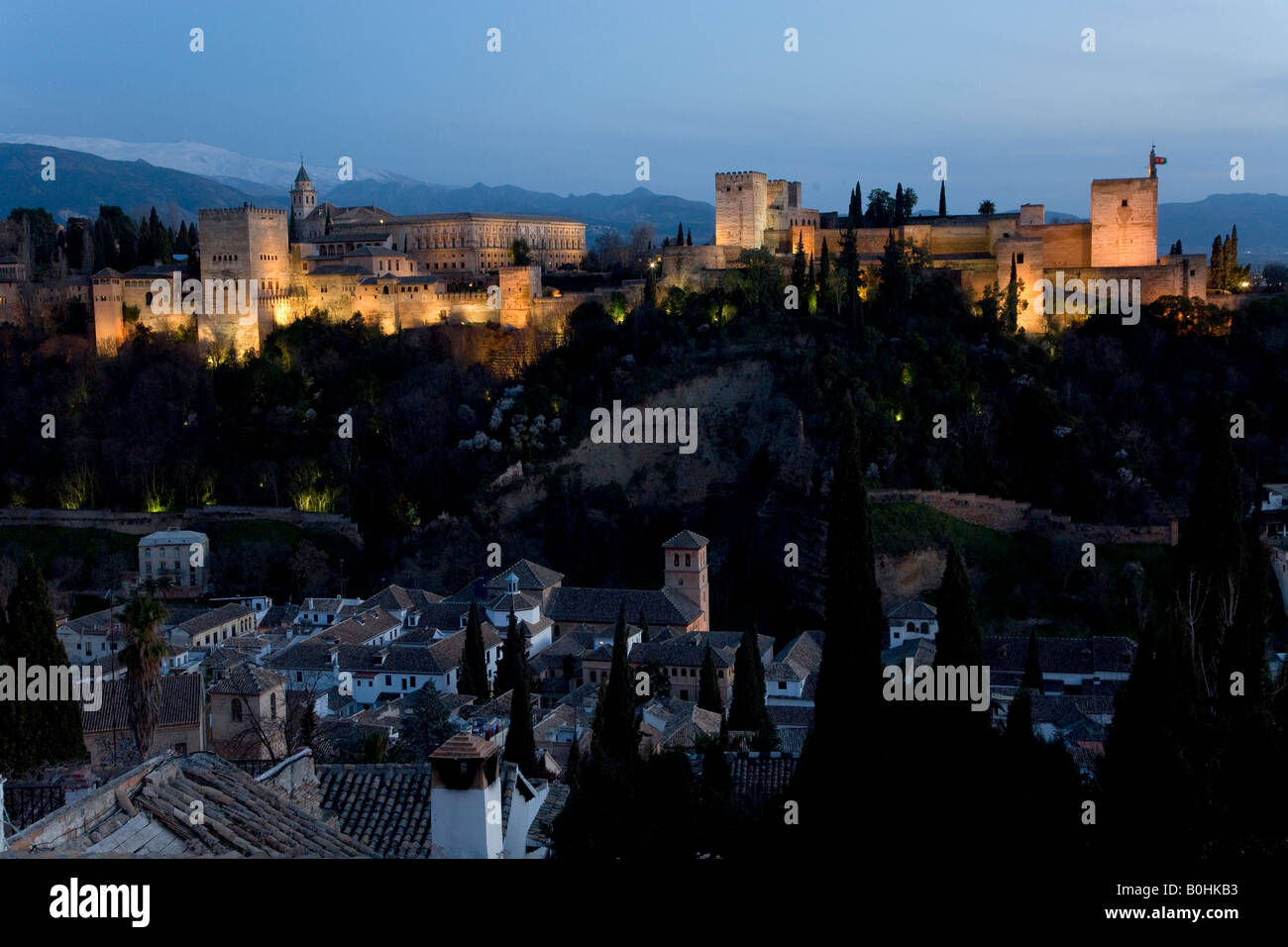 In stile moresco Alhambra Palace sotto i washer, illuminate al tramonto, visto Dal Mirador San Nicolas in El Albayzín o Albai Foto Stock