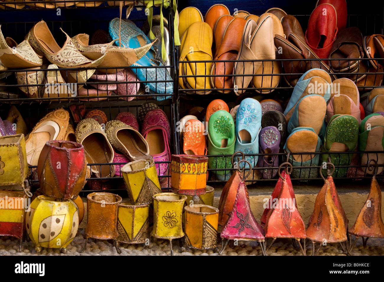 Colorati sandali marocchina e lampade per la vendita come souvenir in Caldereria Nueva Street, Granada, Andalusia, Spagna Foto Stock