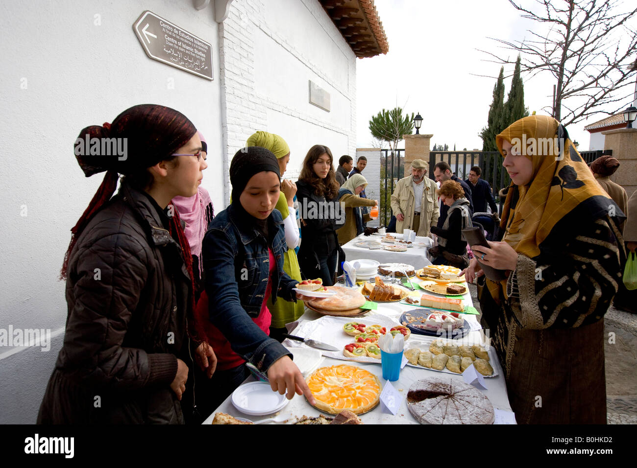 Torte e dessert servito dopo la preghiera del venerdì al di fuori della Mezquita Moschea Grande, El Albayzín o quartiere Albaicín di Grana Foto Stock