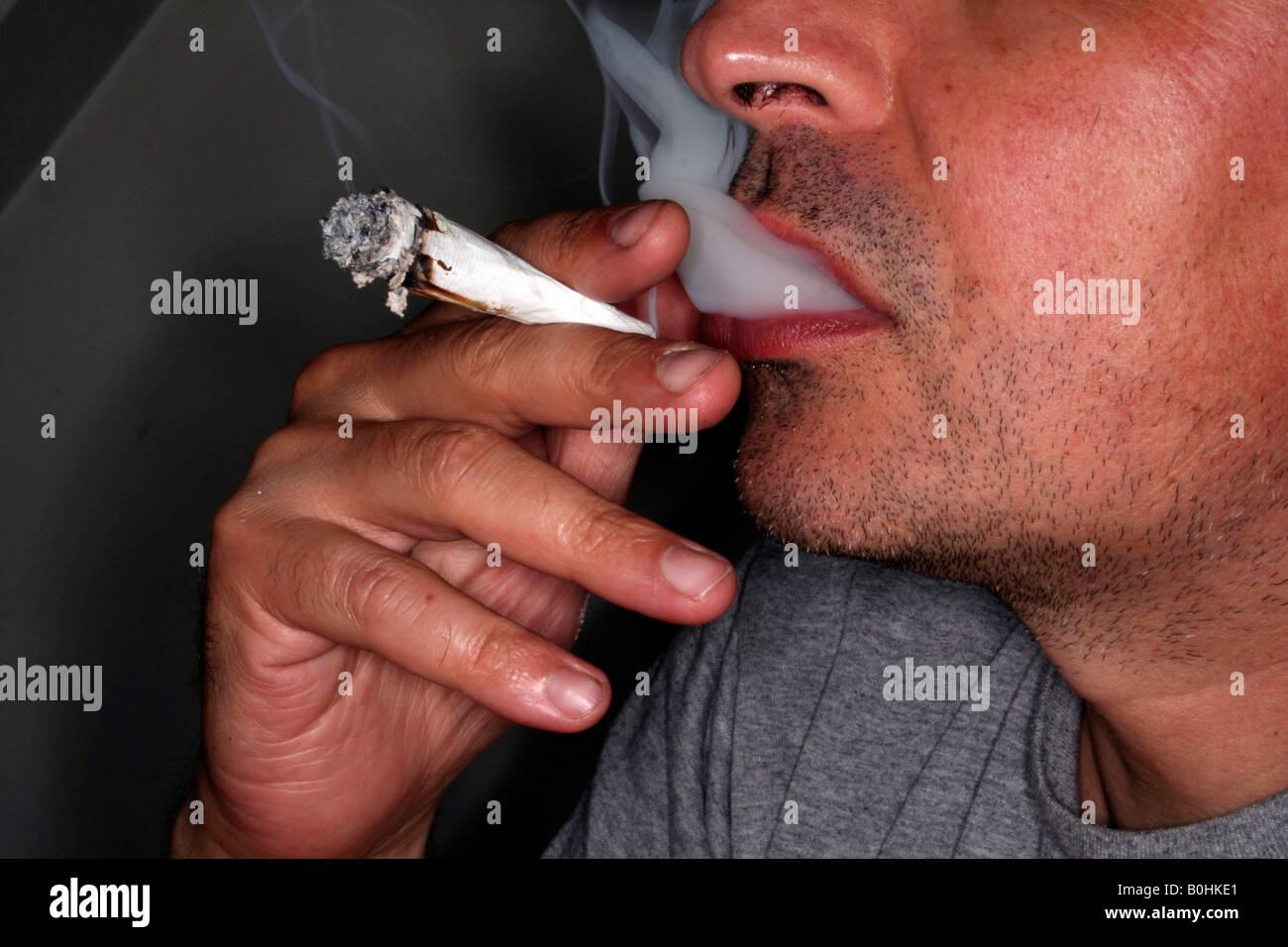 Fumare uno spinello, pot Foto Stock