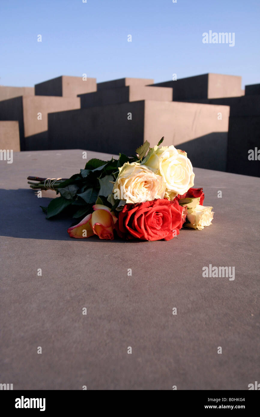 Mazzo di rose su uno dei blocchi di cemento il Memoriale dell'Olocausto a Berlino, Germania, Europa Foto Stock