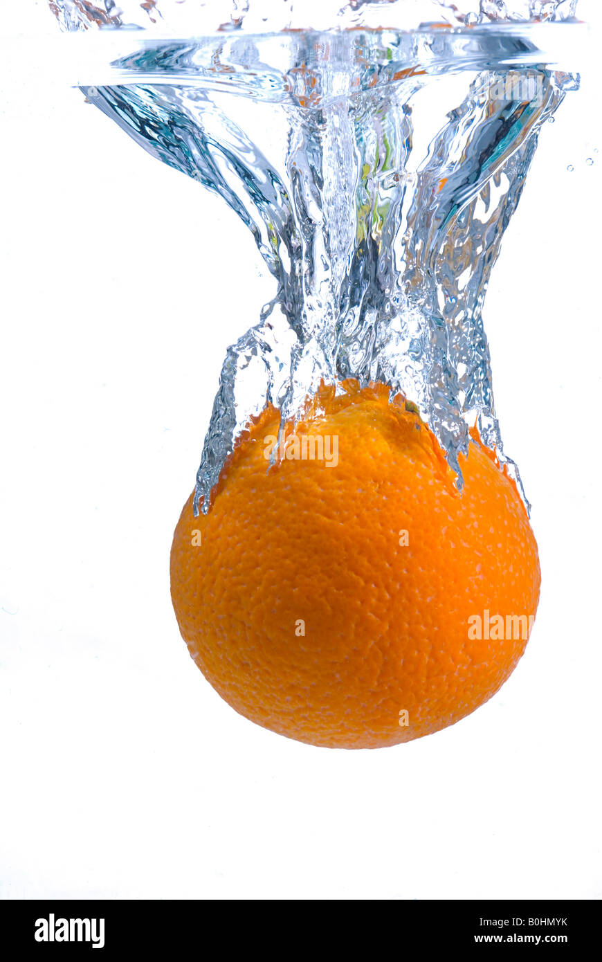 Arancione (Citrus aurantium ×) caduta in acqua Foto Stock