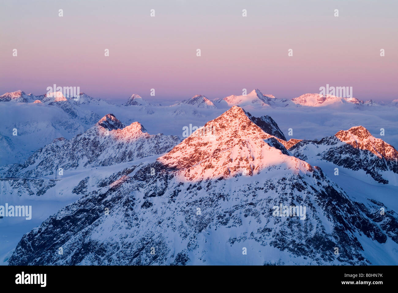 Alpi dello Stubai e Mt. Zuckerhuetl visto da Mt. Brunnenkogel e il ghiacciaio Pitztal, Tirolo, Austria, Europa Foto Stock