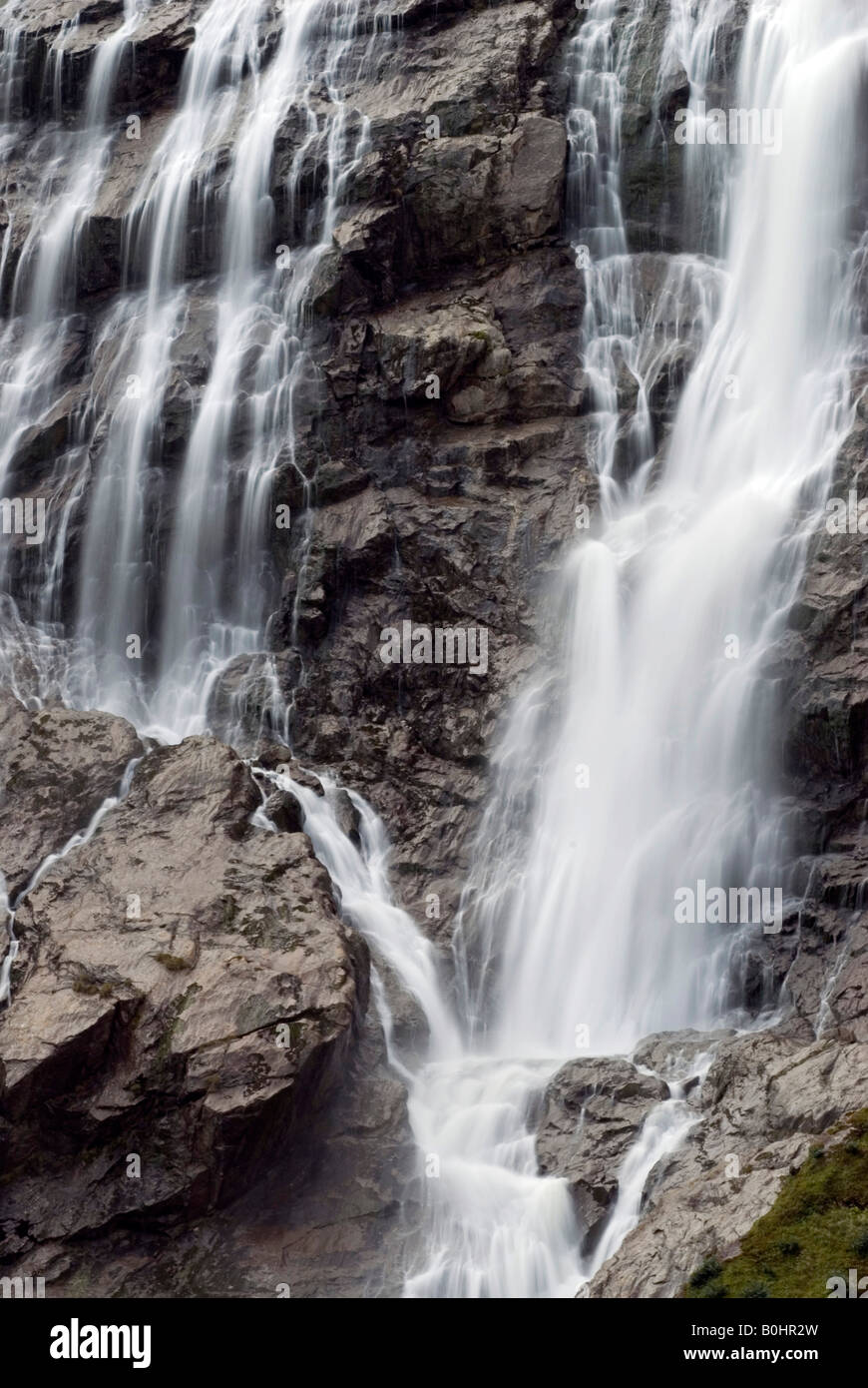Versare acqua lungo le rocce della Grawa-Wasserfall cascate nella valle dello Stubai in Tirolo, Austria, Europa Foto Stock