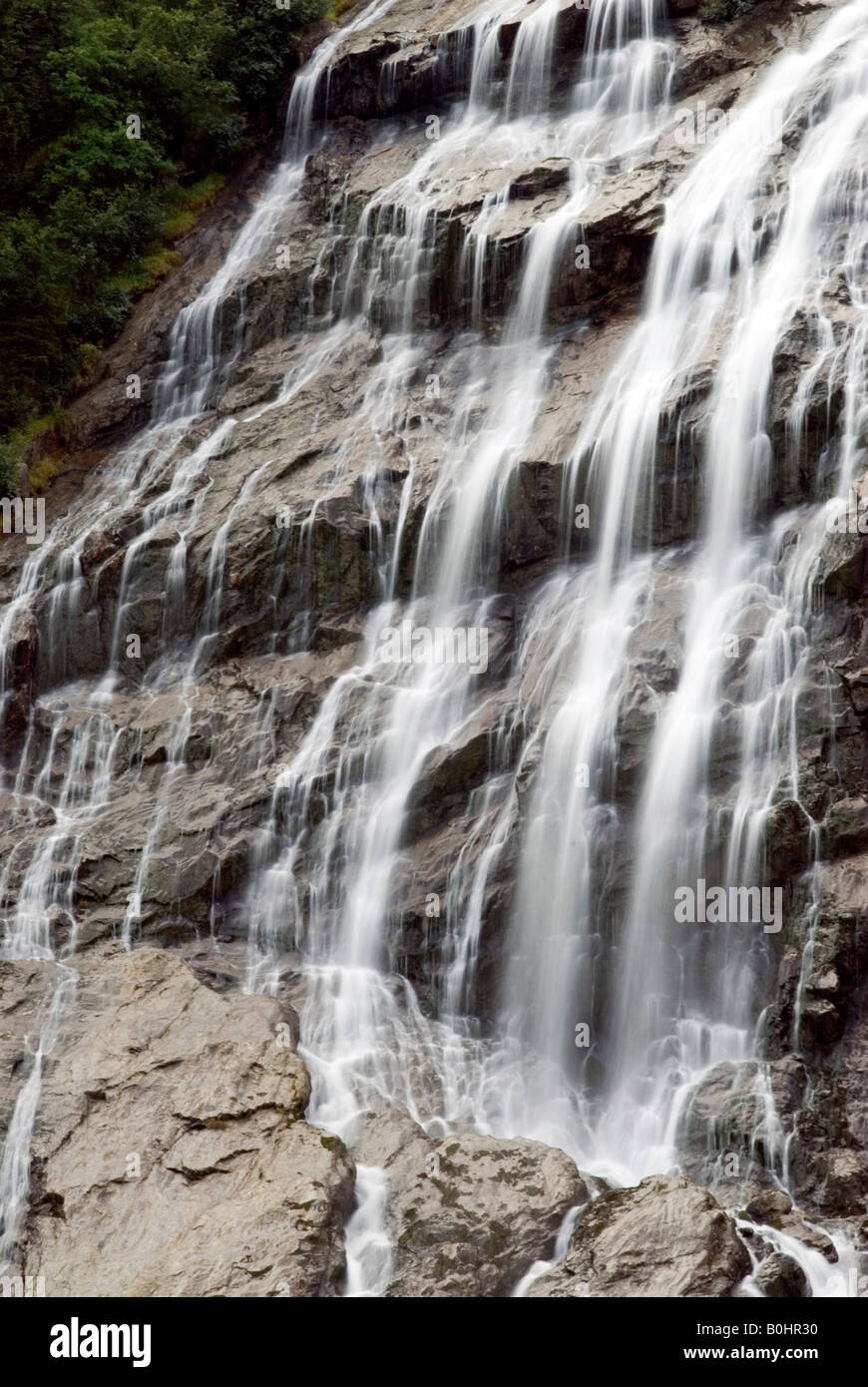 Versare acqua lungo le rocce della Grawa-Wasserfall cascate nella valle dello Stubai in Tirolo, Austria, Europa Foto Stock