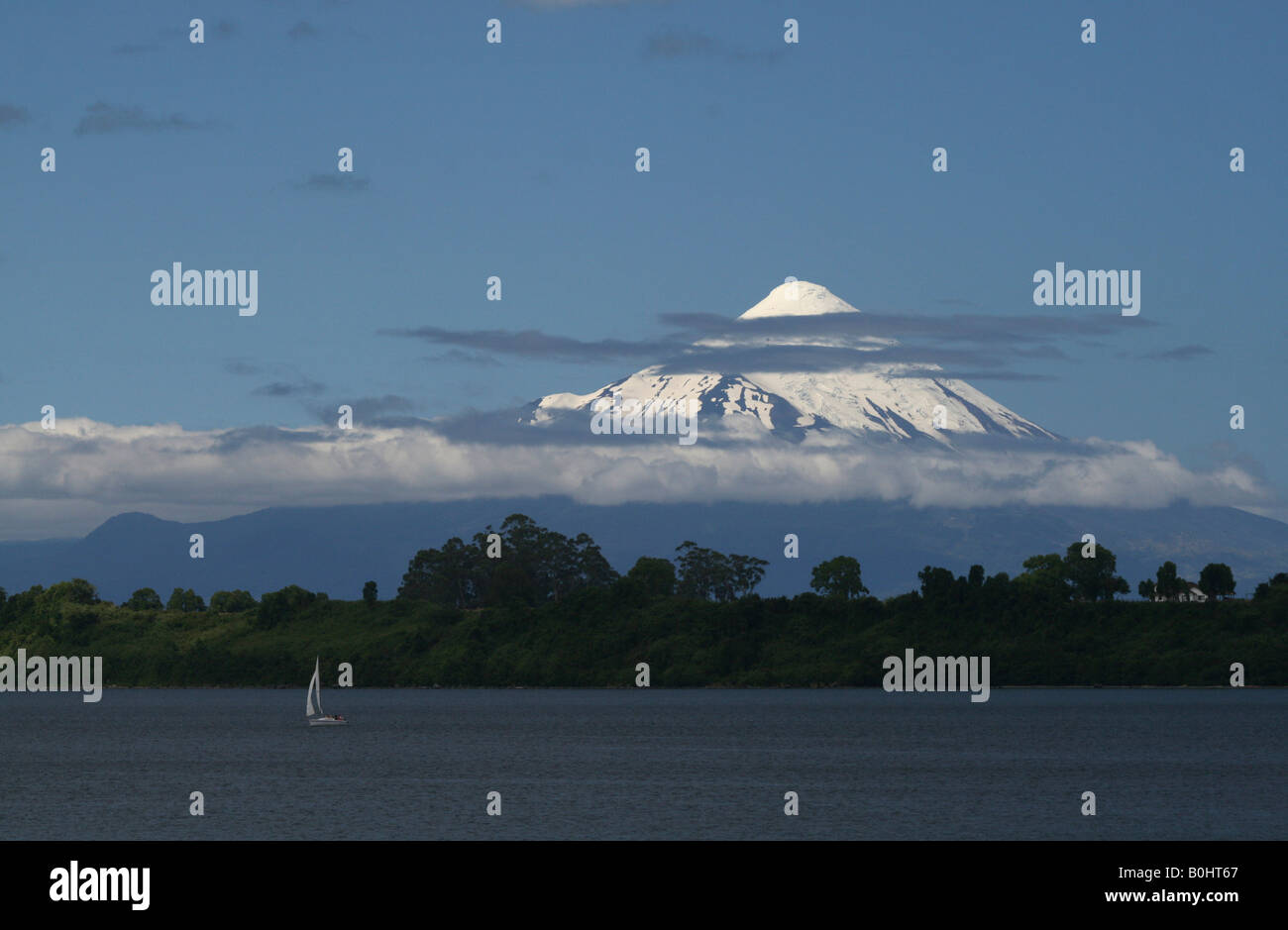 Vulcano Osorno e Lago Llanquihue, Puerto Varas, Los Lagos Regione, Lake District, Cile, Sud America Foto Stock