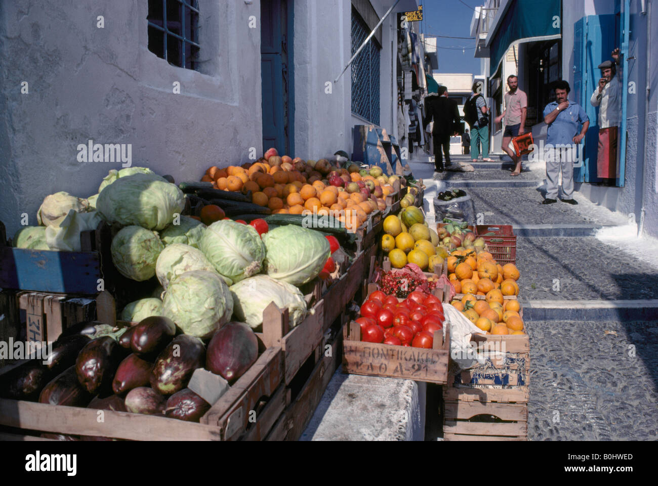 Frutta e verdura in vendita su strada sul retro di Thira Santorini Cicladi Grecia Foto Stock Frutta e verdura in vendita su strada sul retro di Thira Santorini Cicladi Grecia Foto Stock