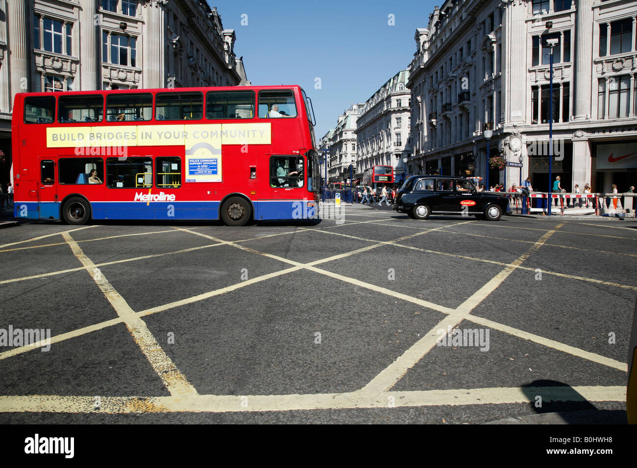 Autobus e taxi attraversando Oxford Circus su Oxford Street, Londra Foto Stock