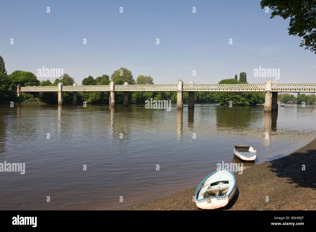 Kew ponte ferroviario a Chiswick con derive in primo piano Foto Stock