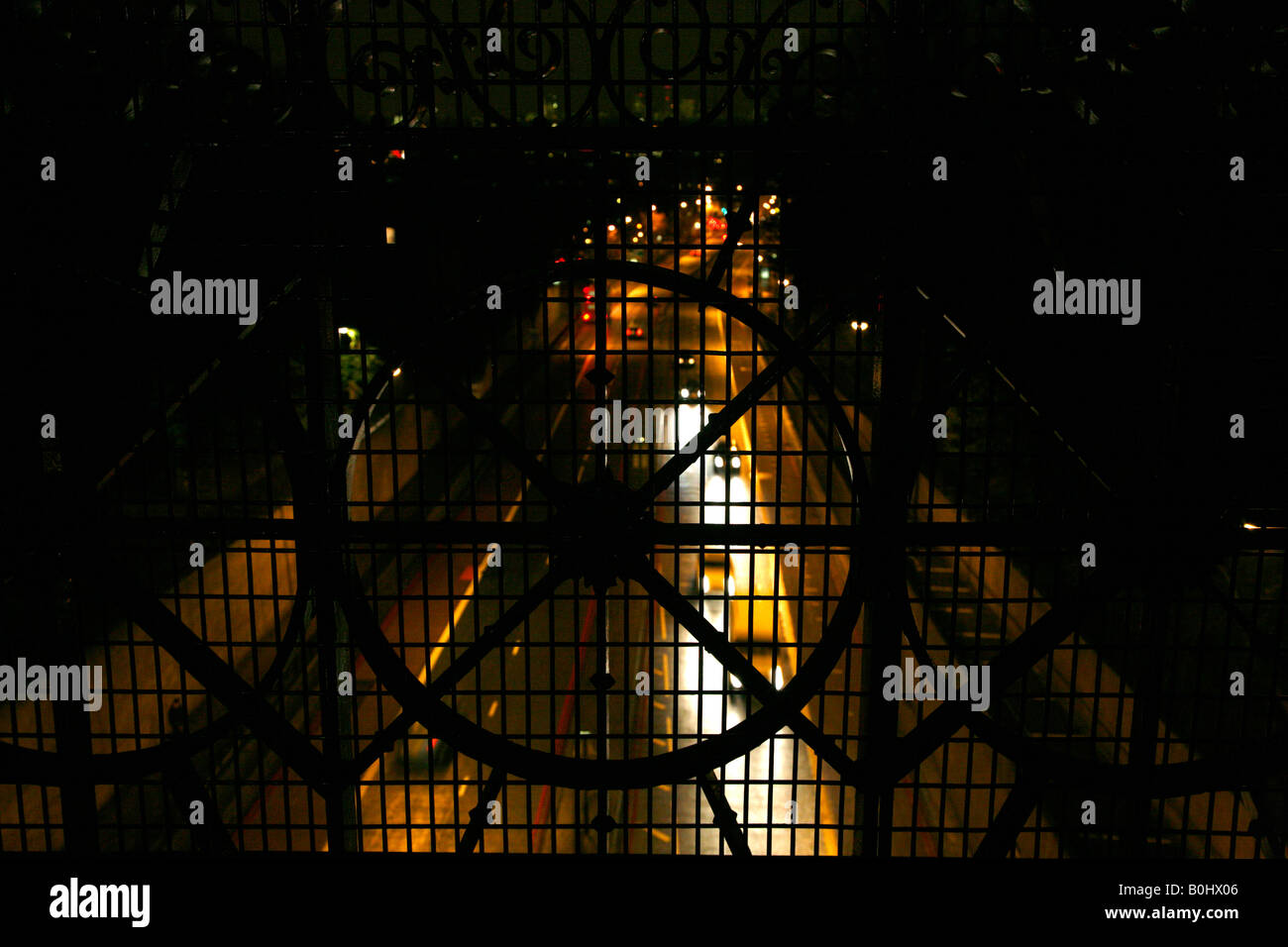 Vista dal ponte di suicidio Giù sul per il traffico su strada Archway, Highgate, Londra Foto Stock