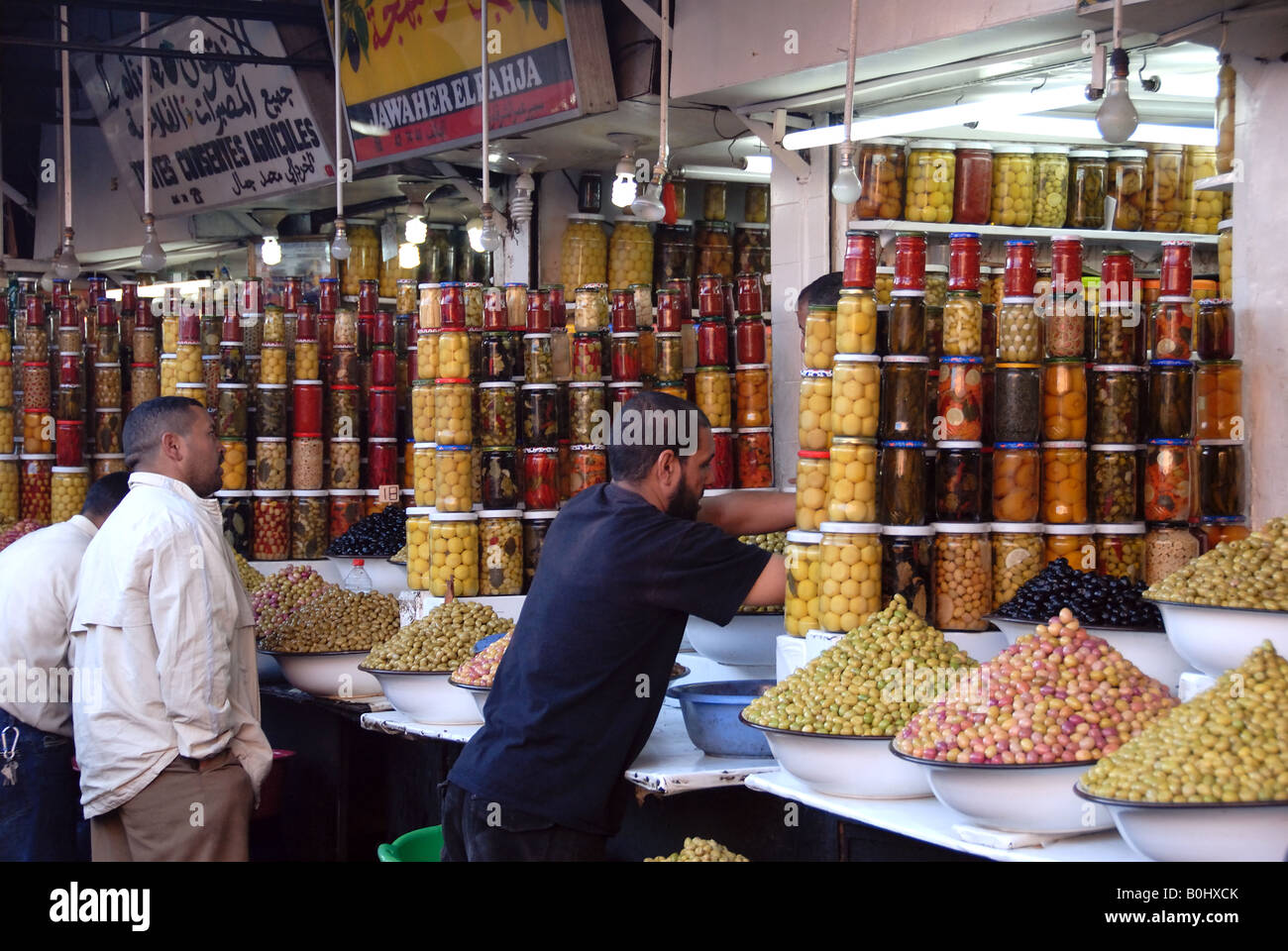 Le olive in vendita nei souks, Marrakech marocco Foto Stock