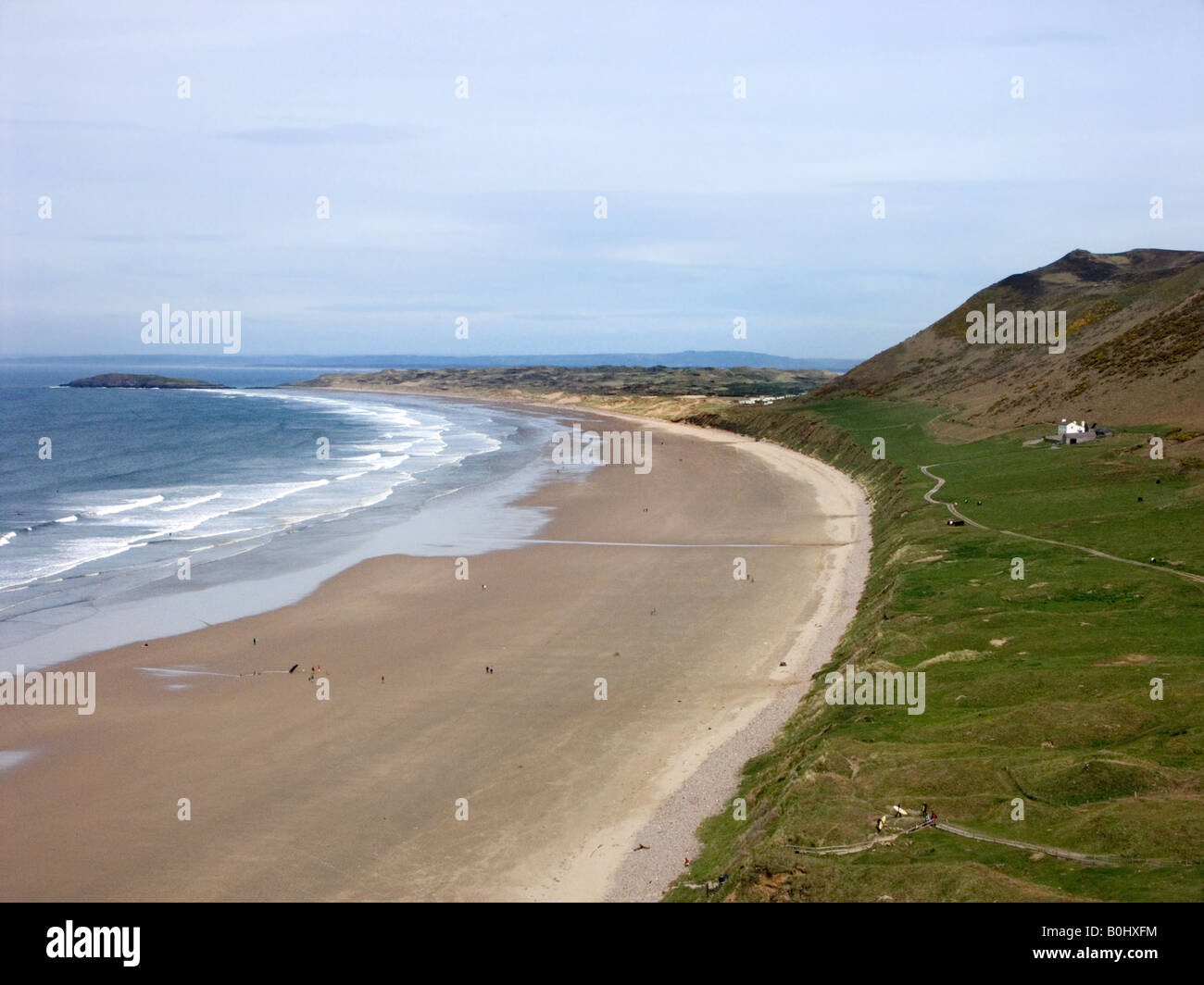 Rhossili Bay con Burry Holmes isola di marea dietro, Gower, GLAMORGAN, GALLES Foto Stock