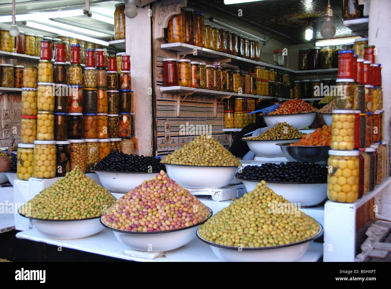 Le olive in vendita nei souks, Marrakech marocco Foto Stock