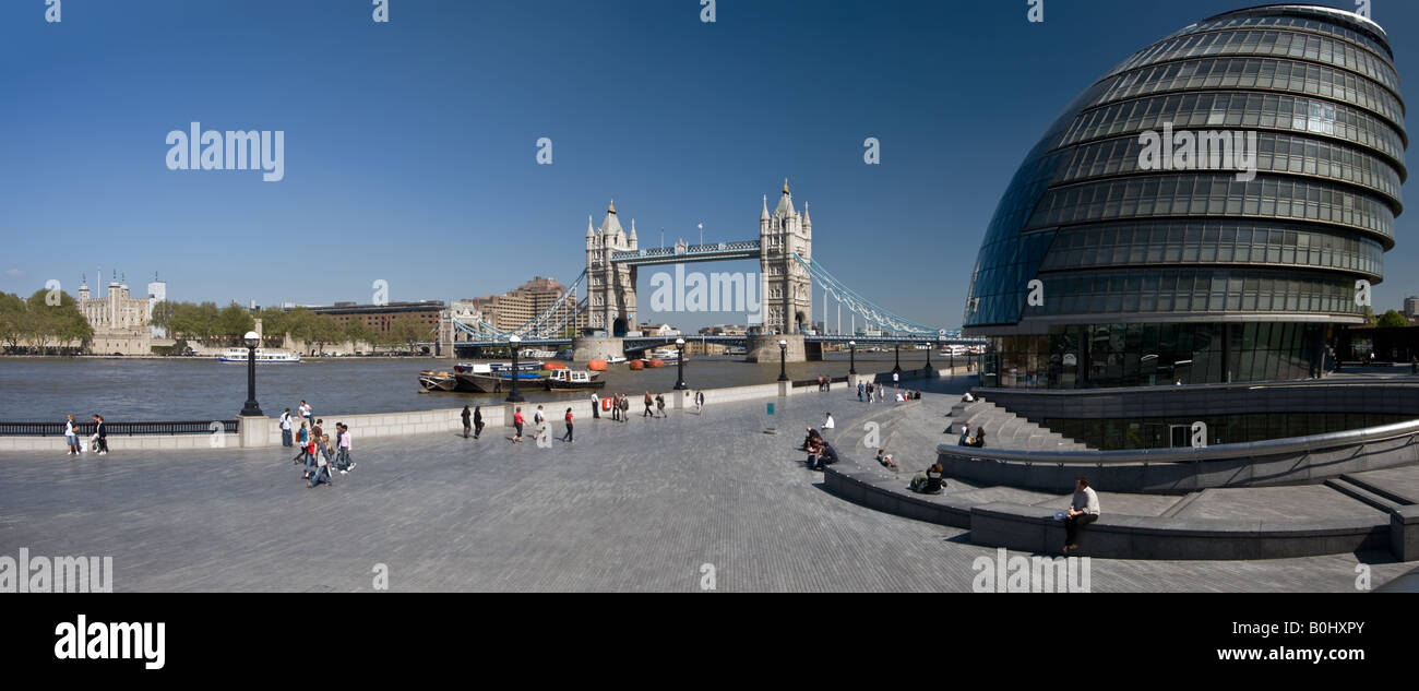 Panorama del Tamigi a Londra che mostra Municipio il Tower Bridge e la Torre di Londra Foto Stock