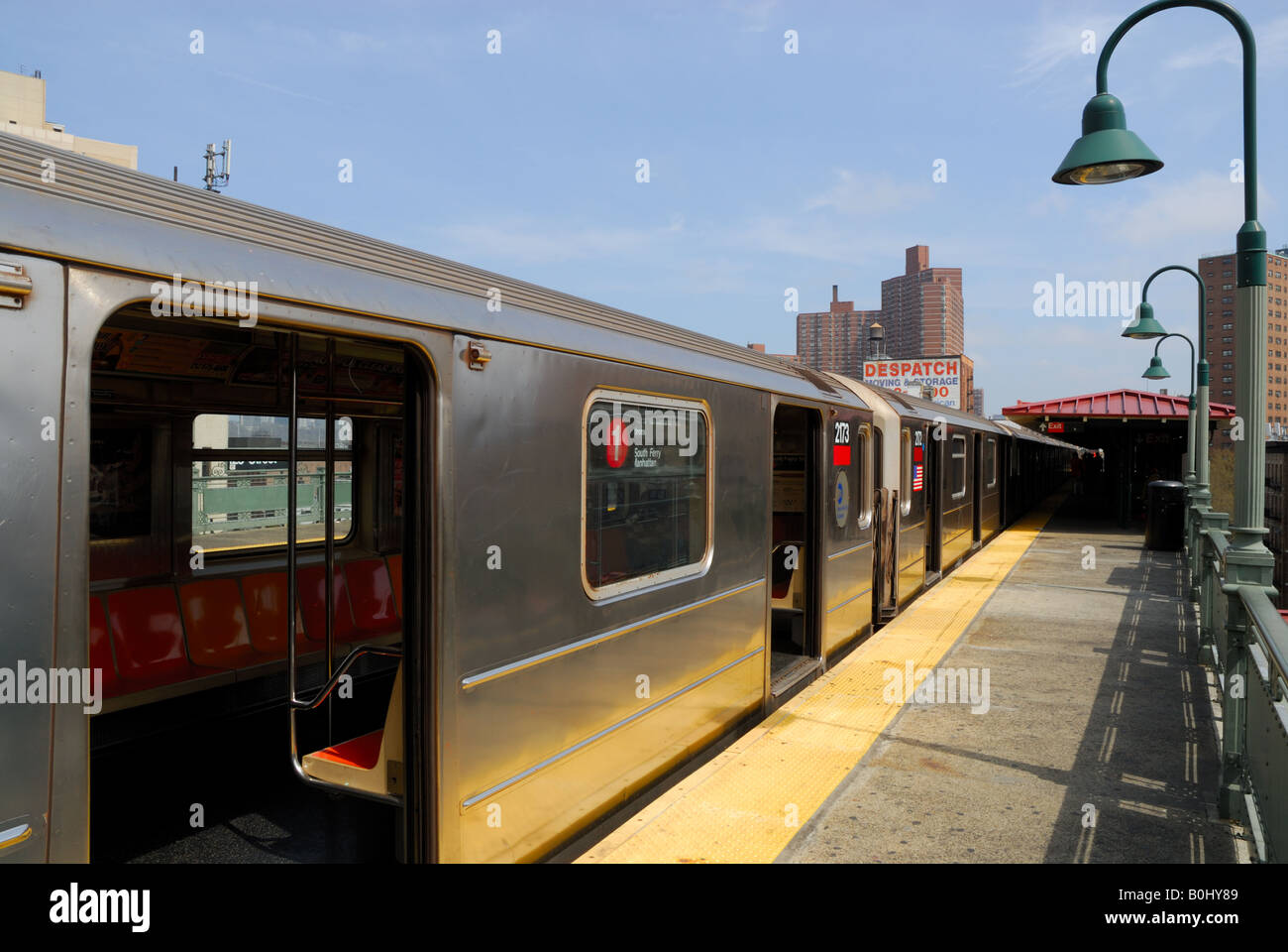 Treno della metropolitana alla stazione Foto Stock