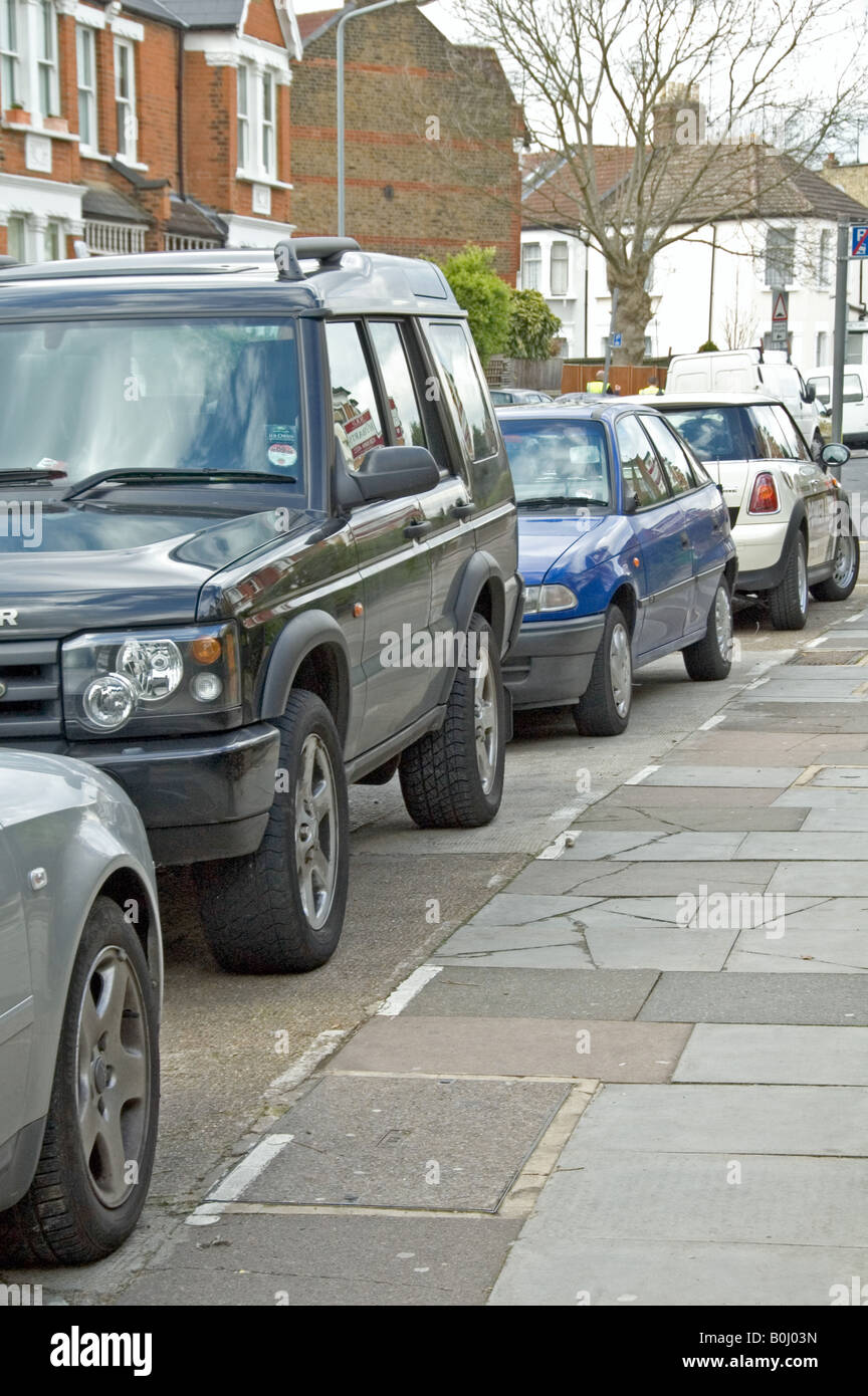 Le auto parcheggiate sul marciapiede di Harringay Londra Inghilterra REGNO UNITO 1 Foto Stock