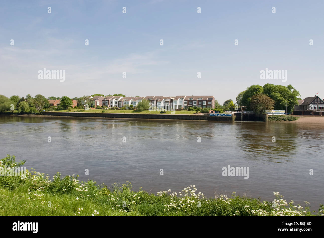 Il Chiswick Quay Marina Riverside sviluppi visto dal percorso del Tamigi vicino a Mortlake Foto Stock