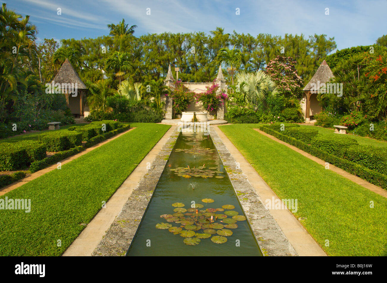 La piscina e i giardini della Chiesa Episcopale di Bethesda dal mare in Palm Beach Florida USA Foto Stock