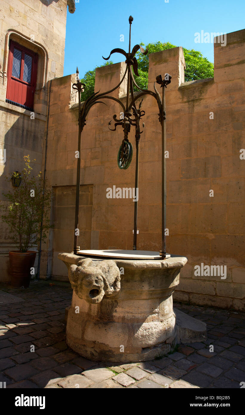 Vecchio Pozzo nel Musée National du Moyen Age Parigi Francia Foto Stock