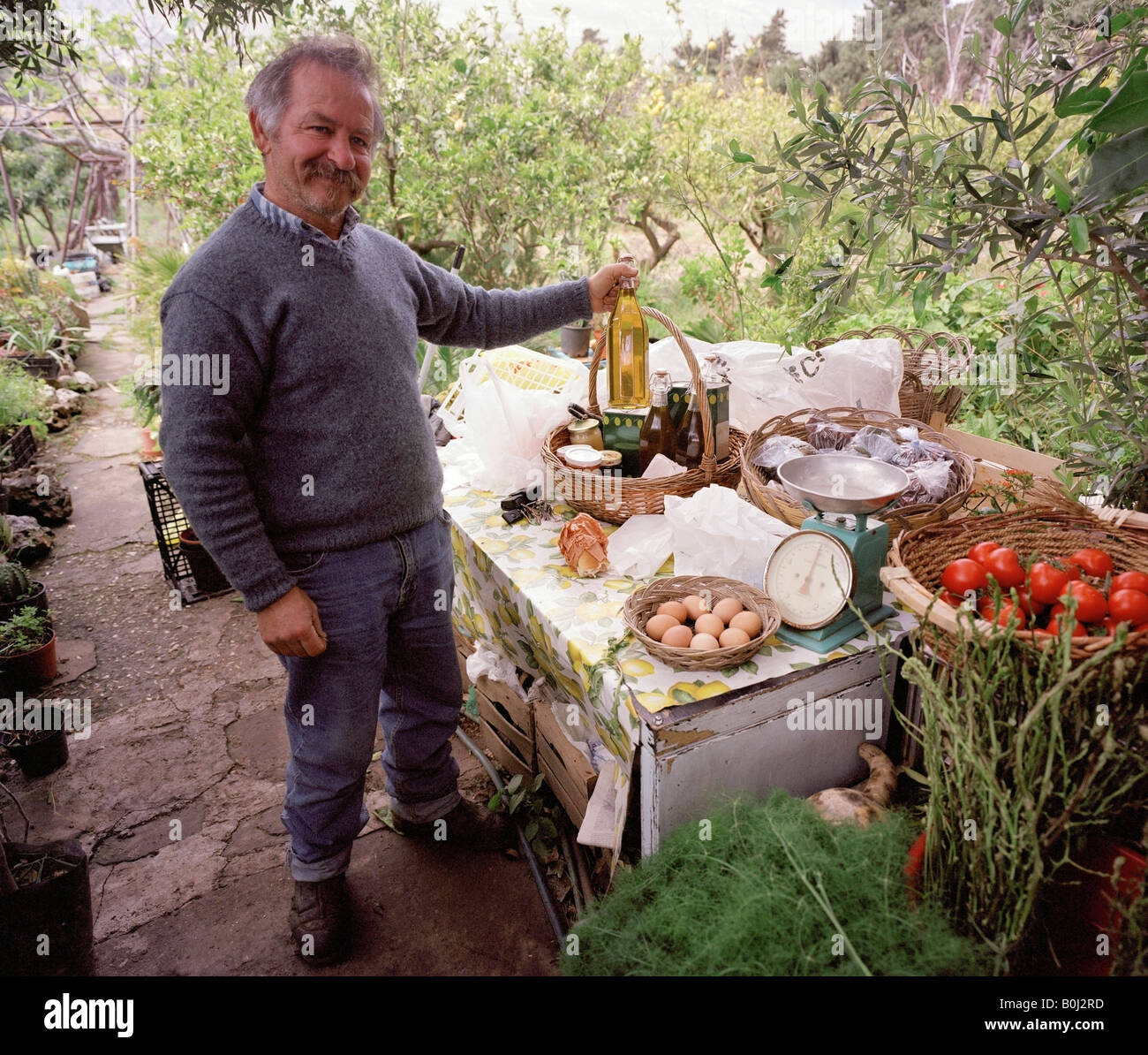 Locali siciliani uomo vende la sua casa cresciuto produrre dal suo giardino Scopello Sicilia Italia EU Foto Stock