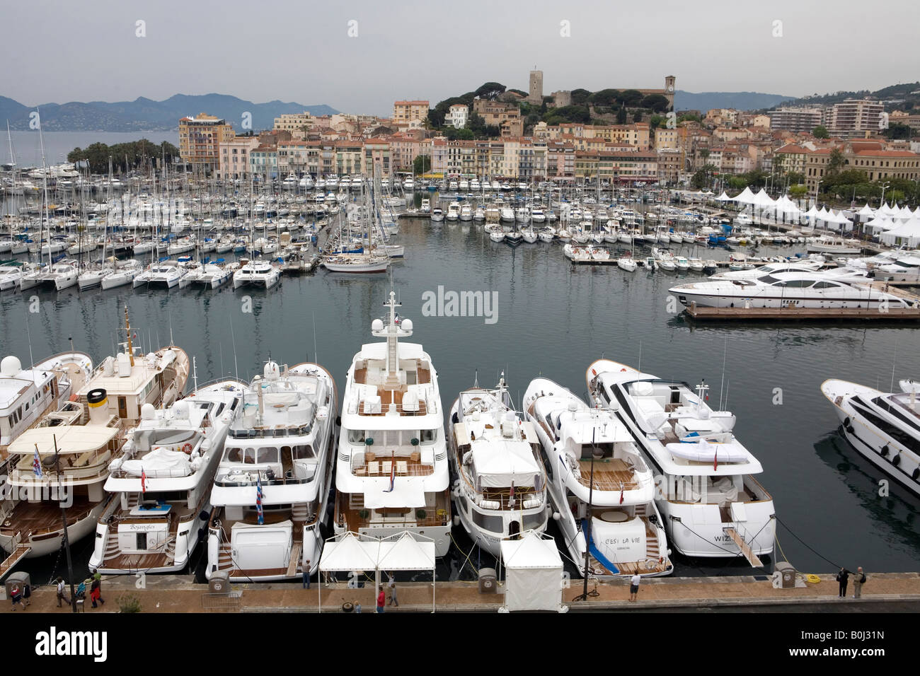 Pic da Paolo Grover Pic mostra il vecchio porto di Cannes sulla costa sud della Francia Foto Stock