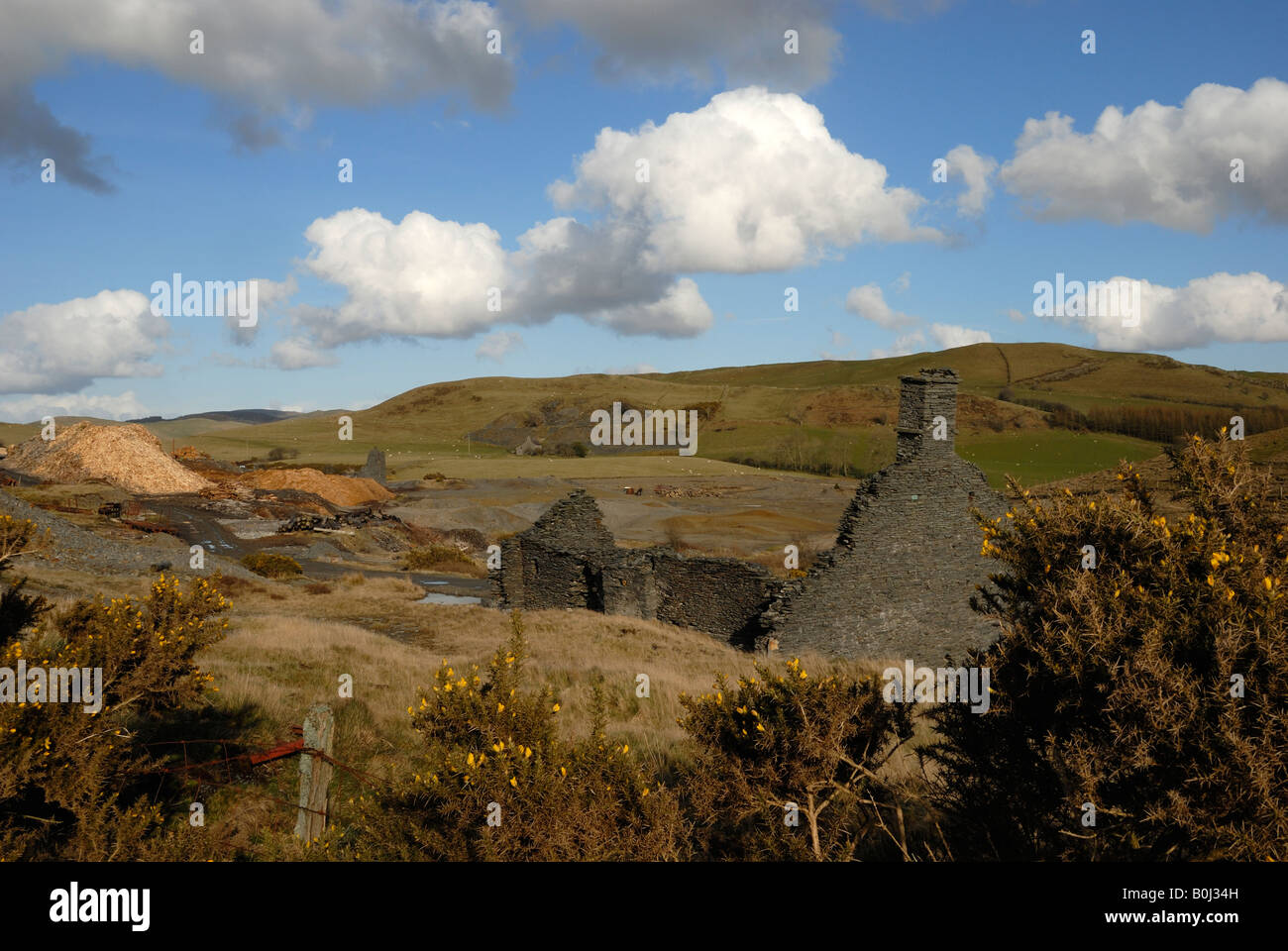 Produzione Fencepost su un abbandonato sito minerario Ceredigion, Galles Foto Stock