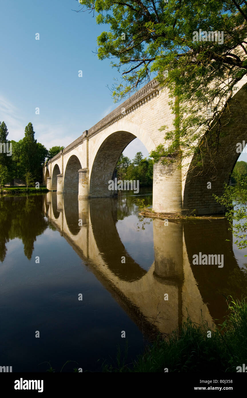 In disuso viadotto ferroviario, La Roche Posay, Vienne, in Francia. Foto Stock