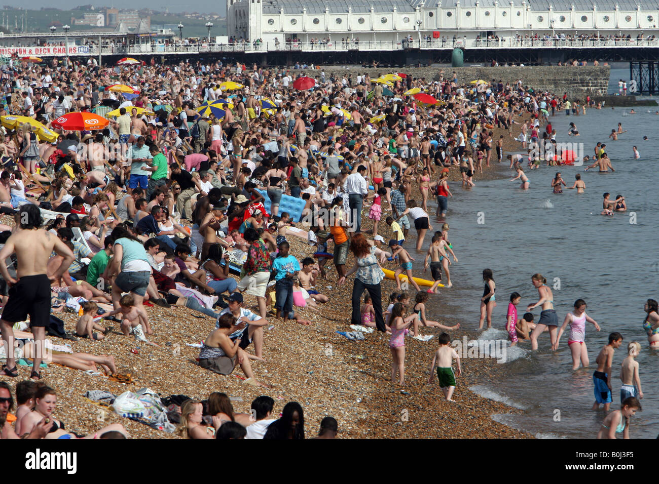 Pic mostra la folla pranzo sulla spiaggia di Brighton Foto Stock