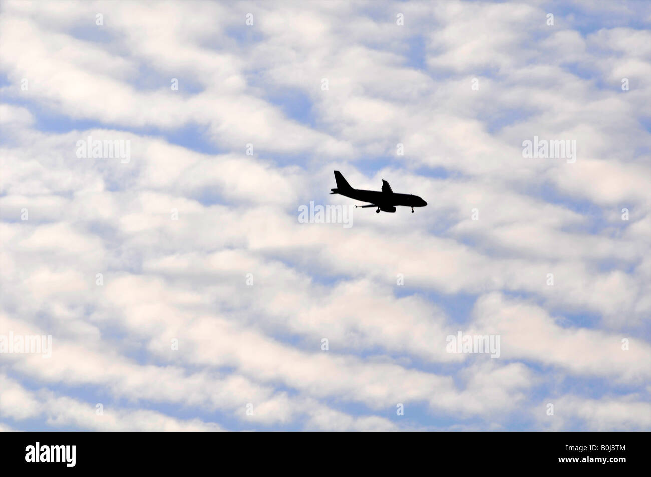 Un piano rende s decente all'Aeroporto Internazionale O'Hare visto da Elmhurst IL Foto Stock