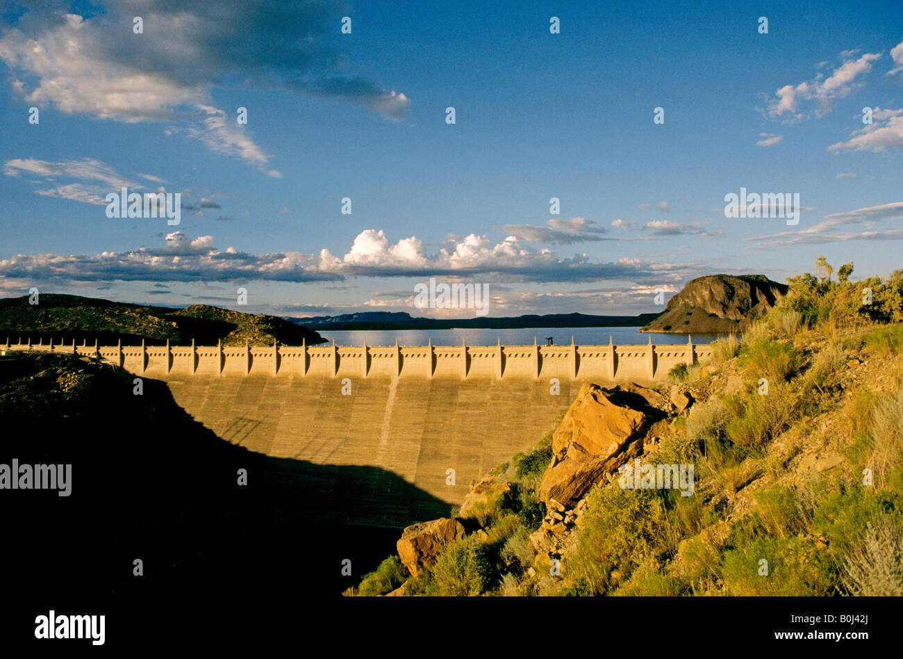 Una piccola diga idroelettrica e una vista di Elephant Butte Lago di un grande serbatoio di irrigazione sul Rio Grande nel sud del New Mexic Foto Stock