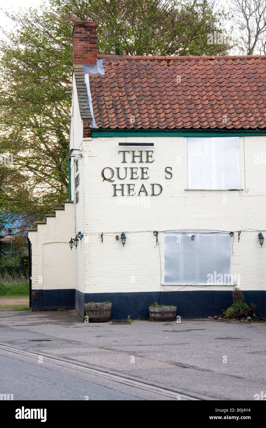 Chiuso village pub nella campagna di Norfolk Foto Stock