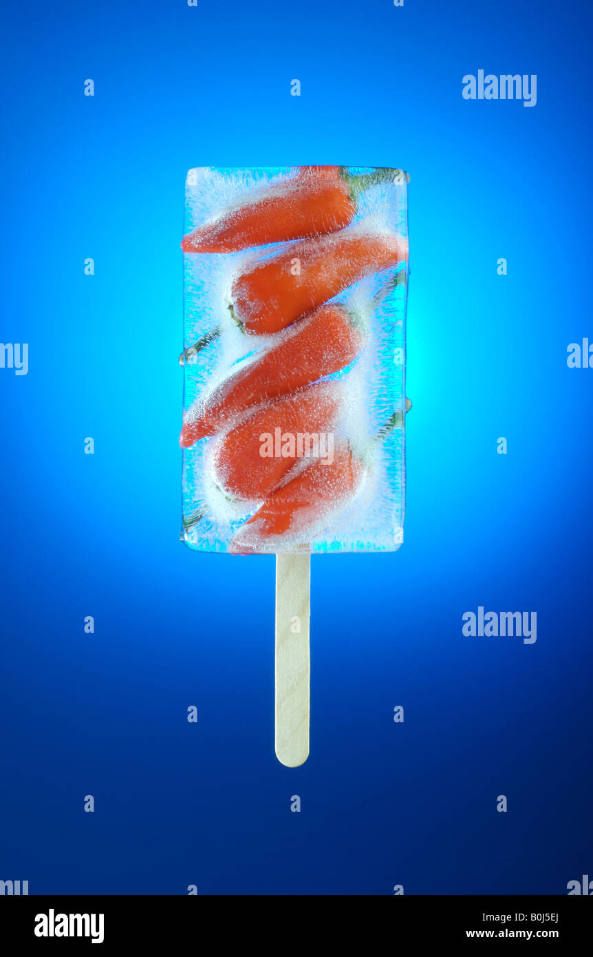 Un rosso peperoncino ghiaccioli congelati Foto Stock