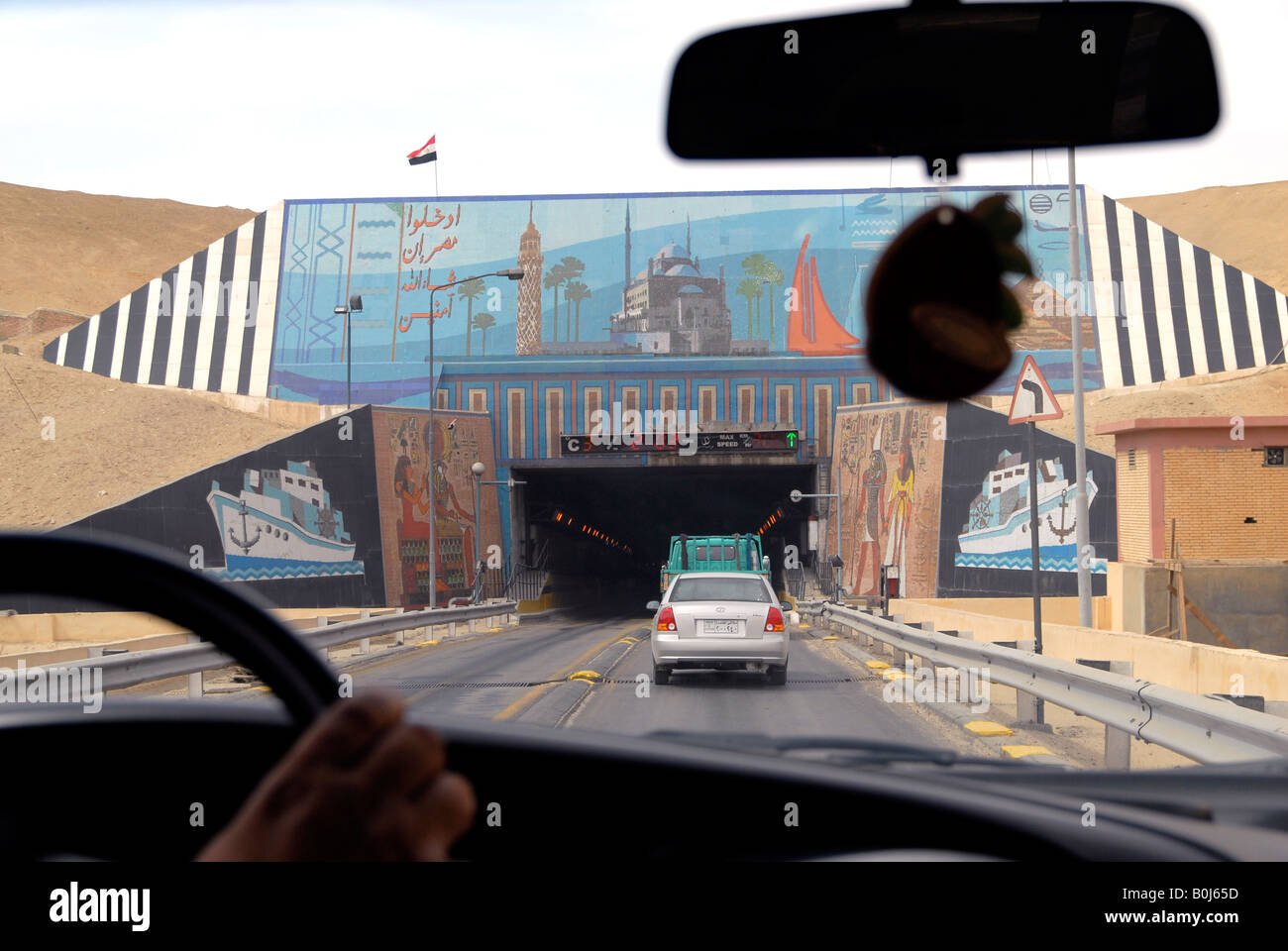 Ingresso al Ahmed Hamdi tunnel stradali tenendo traffico sotto il canale di Suez Egitto Foto Stock