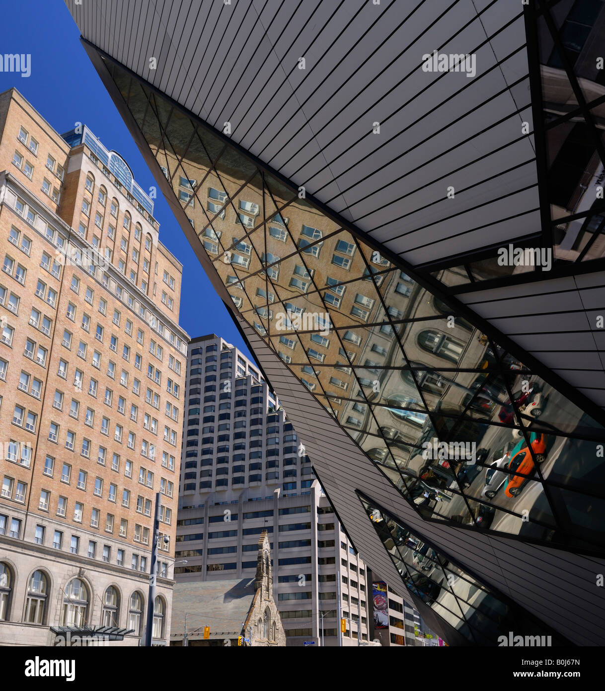 Riflessi di edifici di Toronto nel moderno vetro cristallo oltre al Royal Ontario Museum Foto Stock