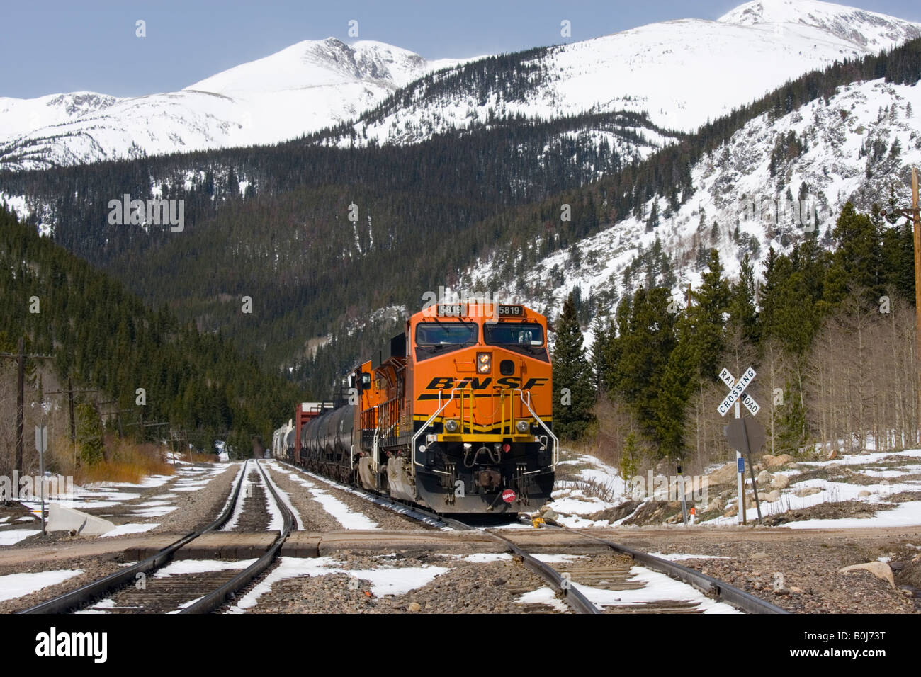 BNSF treno merci rotoli attraverso il Rollins Pass Foto Stock