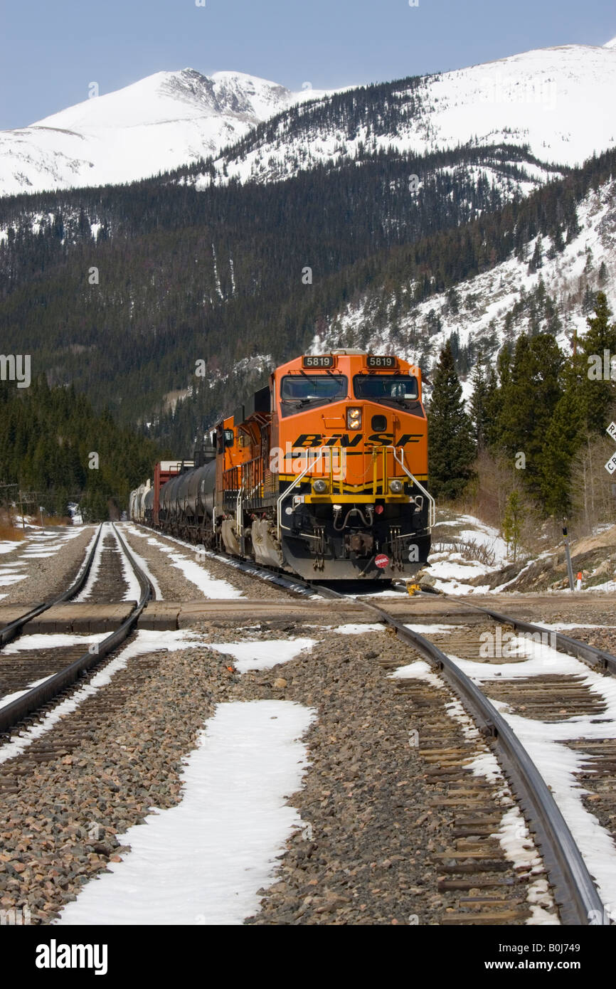 BNSF treno nelle Montagne Rocciose Foto Stock