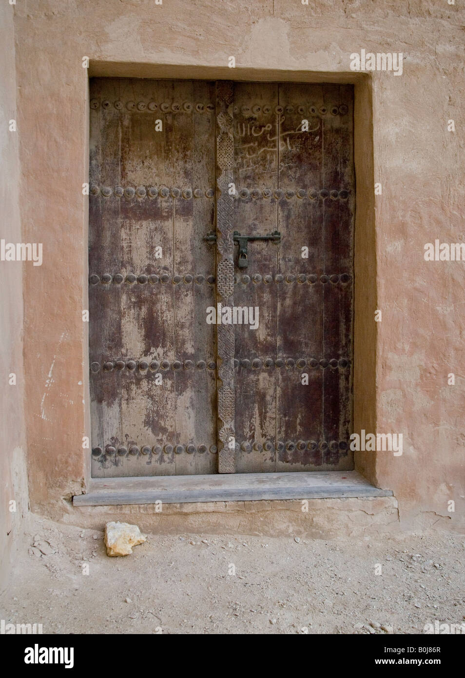 Riccamente intagliato porte di Riffa Fort nel centro di Bahrain Foto Stock