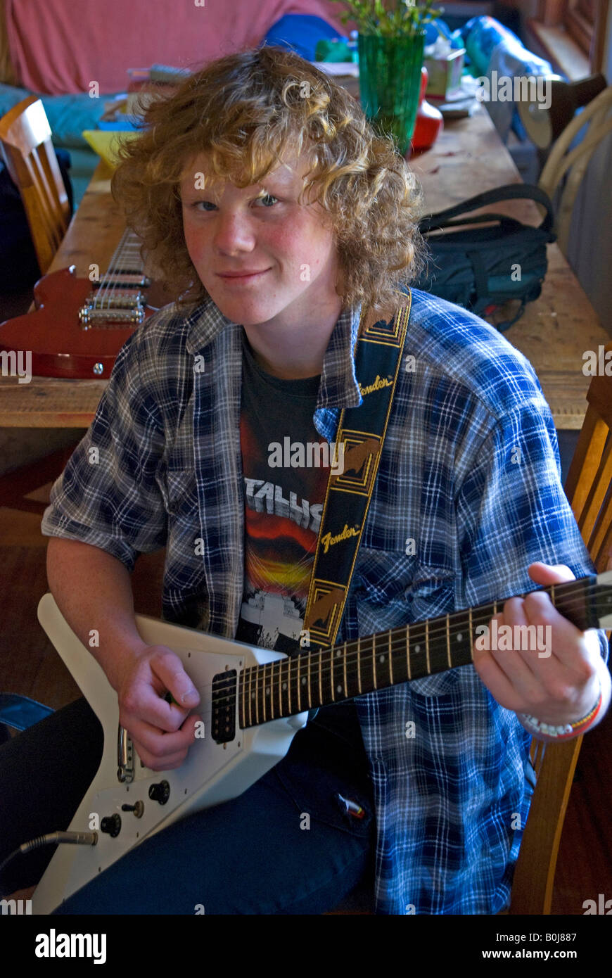 Ragazzo adolescente con Flying V chitarra elettrica Foto Stock