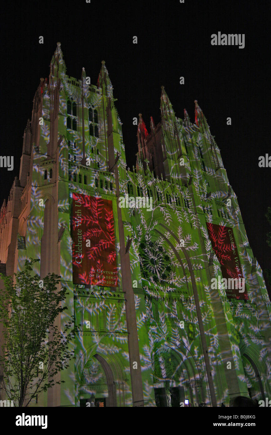 Arte pubblica evento - illuminando la American Cattedrale Nazionale di Washington DC di notte con colorate diapositive di immagini. Foto Stock