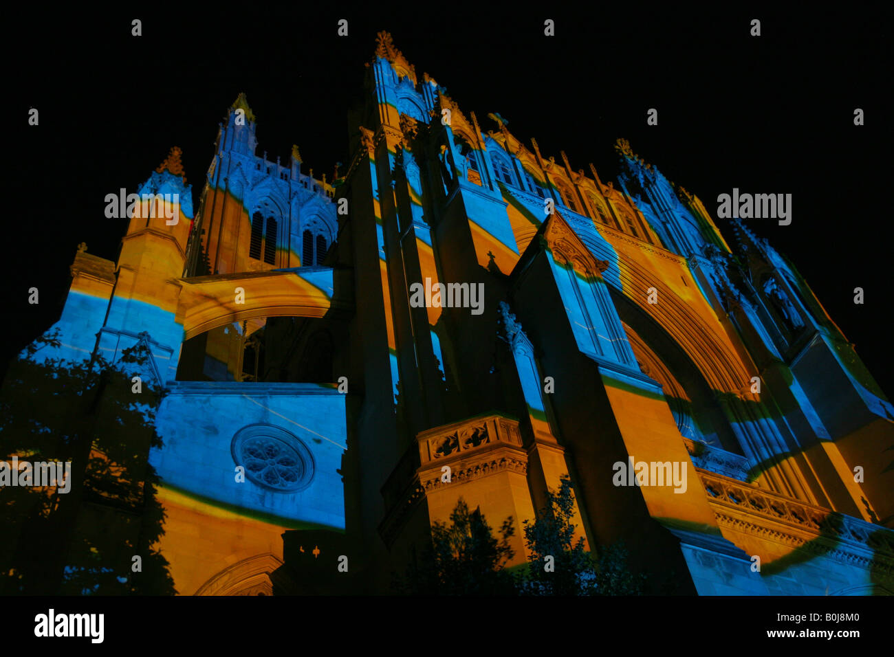 Arte pubblica evento - illuminando la American Cattedrale Nazionale di Washington DC di notte con colorate diapositive di immagini. Foto Stock
