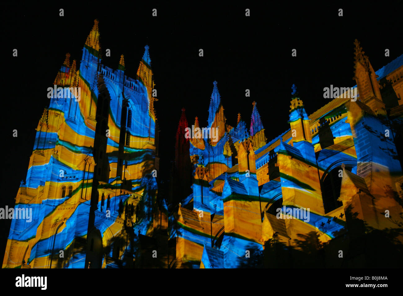 Arte pubblica evento - illuminando la American Cattedrale Nazionale di Washington DC di notte con colorate diapositive di immagini. Foto Stock