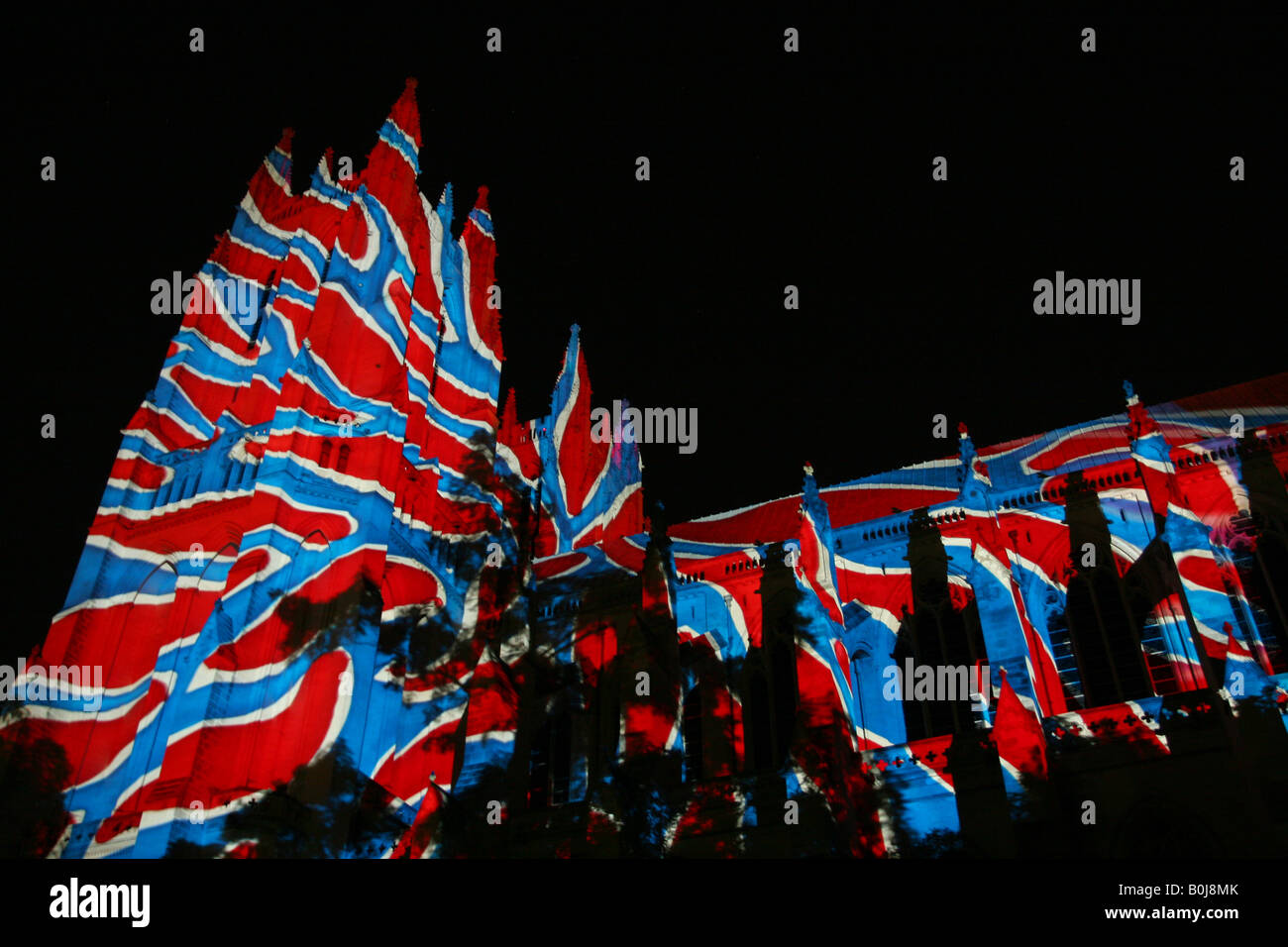 Arte pubblica evento - illuminando la American Cattedrale Nazionale di Washington DC di notte con colorate diapositive di immagini. Foto Stock